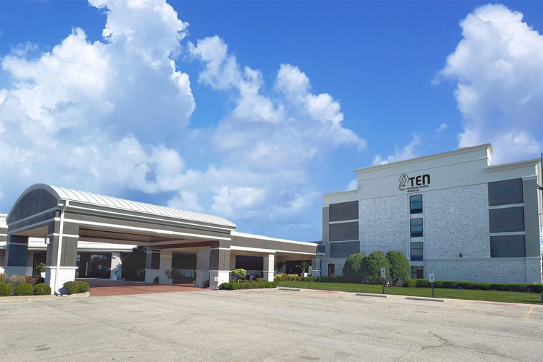 Exterior & Views 1, Hotel Gurnee, Lake