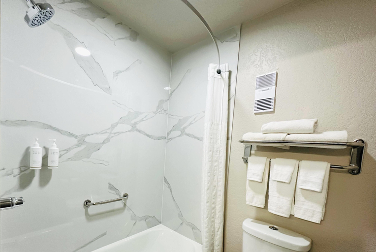 Bathroom 5, Days Inn by Wyndham Holland, Ottawa