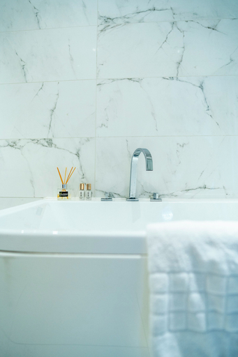 Bathroom 5, Colessio, Stirling