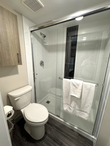 Bathroom 4, Western Budget Motel 1, Division No. 11