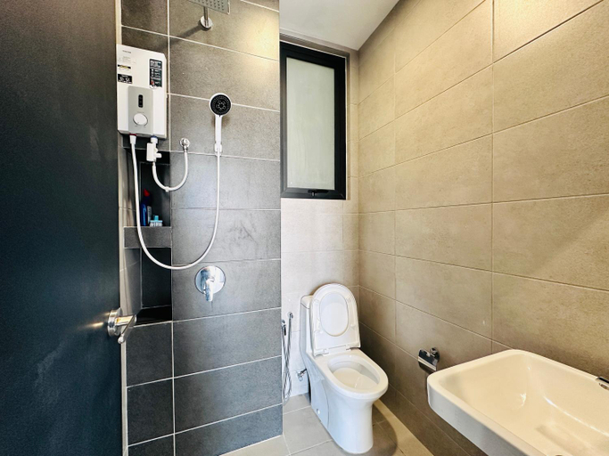 Bathroom, New Cozy & Drive Urban Suite by WL CP, Penang Island