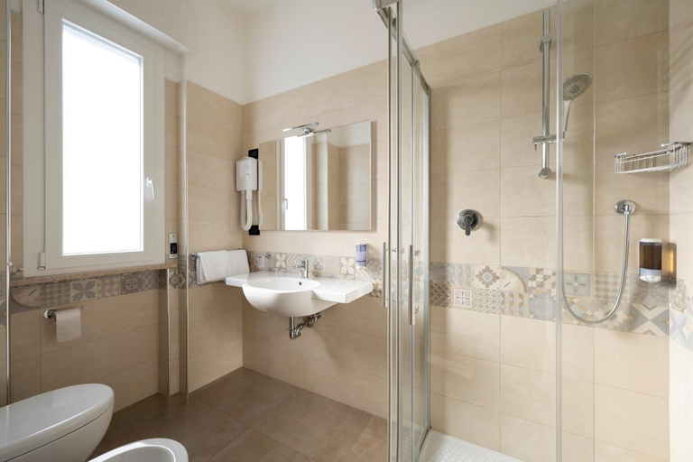 Bathroom 3, Hotel Mondial, Macerata