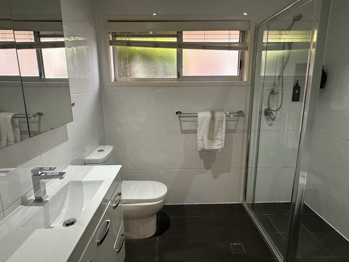Bathroom 3, The Oaks Hotel Motel, Shellharbour