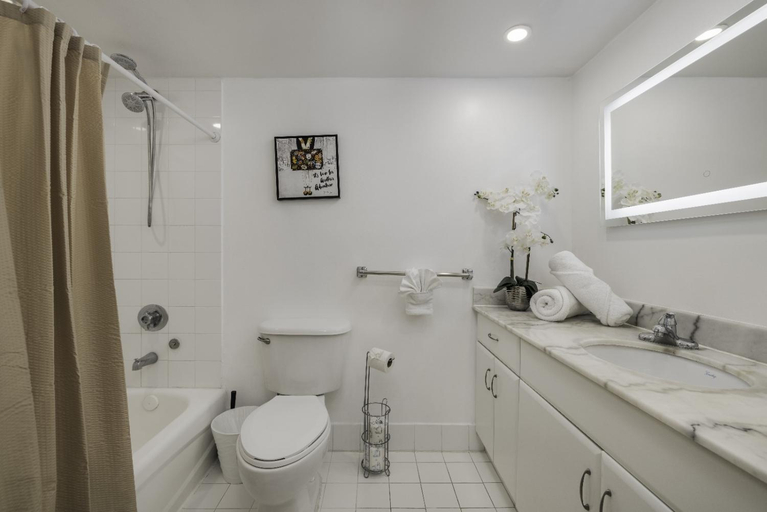 Bathroom 3, Studios in Brickell with Pool, Gym, free parking and Game Room, Miami-Dade