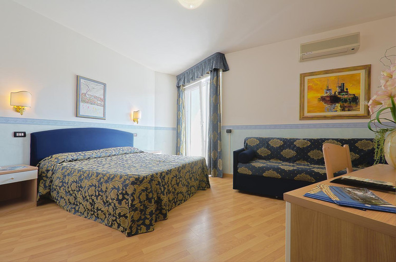 Bedroom 3, Hotel Carlton, Udine