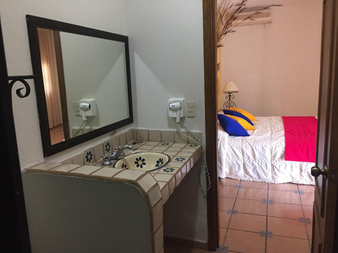 Bathroom 5, Hotel Montroi Express, Colima