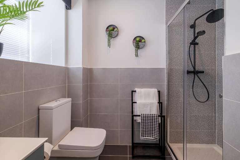 Bathroom 2, Union Row Retreat - SJA Stays - Luxury 1 Bed Apartment, Aberdeen