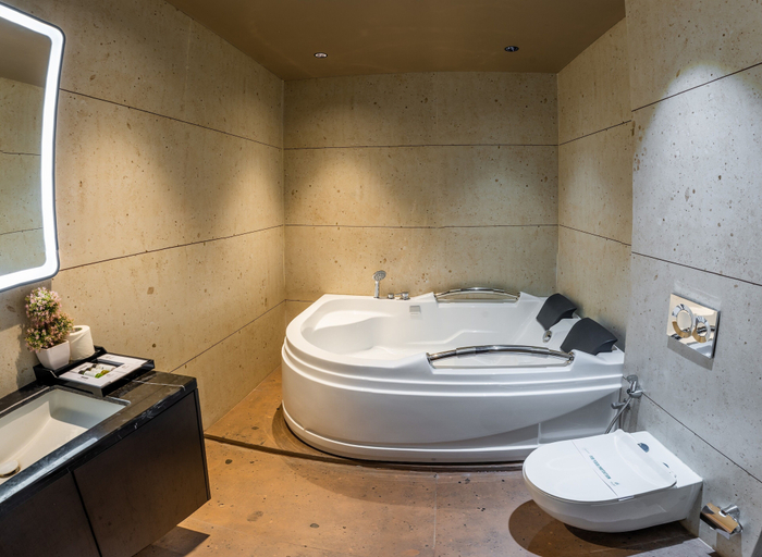 Bathroom 5, Treat Resort, Dadra and Nagar Haveli