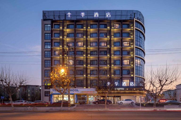 Exterior & Views