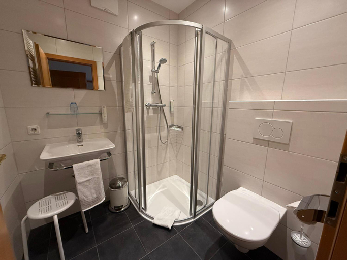 Bathroom 2, Augustiner-Chorherrenstift Reichersberg, Ried im Innkreis