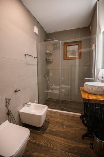 Bathroom 3, Tres Belle, Korçës