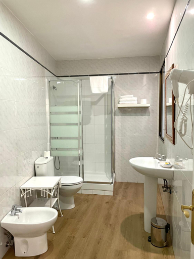 Bathroom 3, Apartamentos Mayor Centro, Madrid