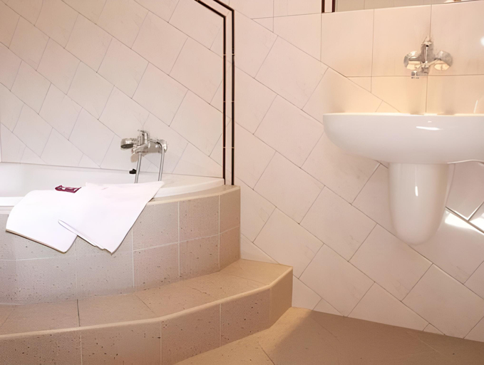Bathroom 3, Hotel Solitaire FREE Parking Self Check-in, Olomouc