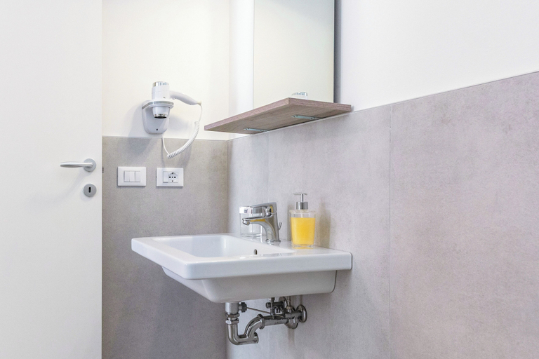 Bathroom 5, Appia, Venezia