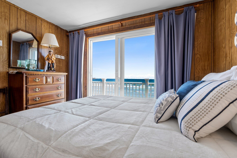 Bedroom 5, Beachfront Pet Friendly Sleeps 15 Bbq!