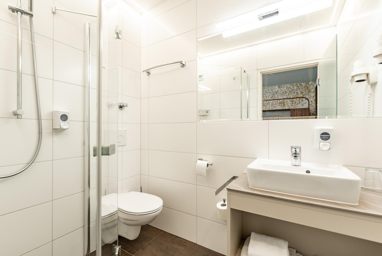 Bathroom 4, Hotel Lokomotive, Linz