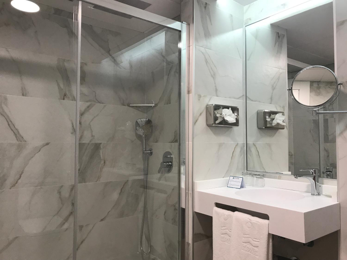 Bathroom 3, Senator Barajas, Madrid