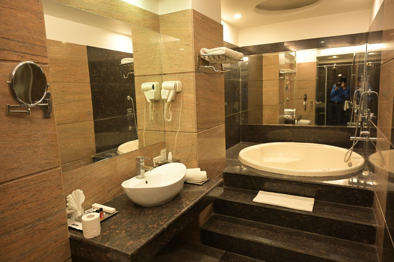 Bathroom 4, HK Clarks Inn-Amritsar, Amritsar