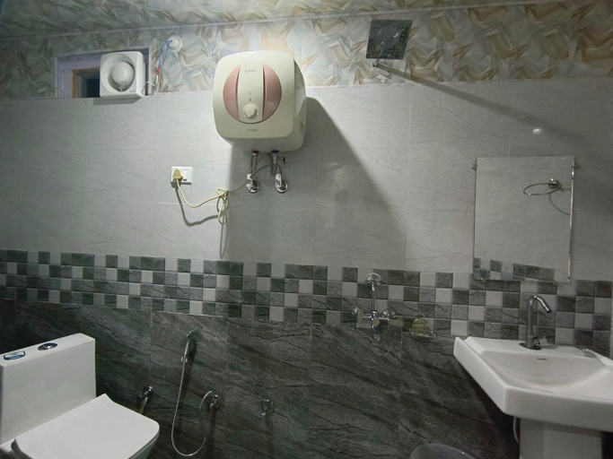 Bathroom, Hotel Fateh Heights, Chamoli