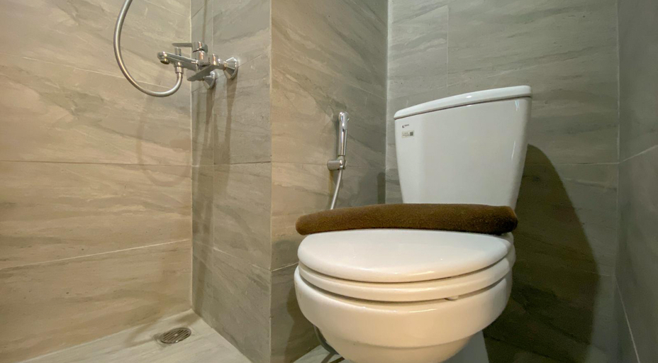 Bathroom 5, Collins Boulevard Studio Apartment By LyaRoom, Tangerang