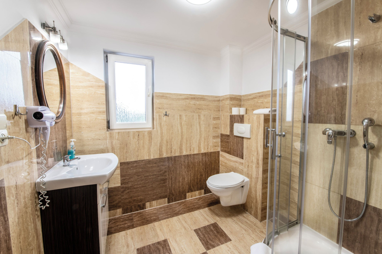 Bathroom 4, Noclegi Europa, Bolesławiec