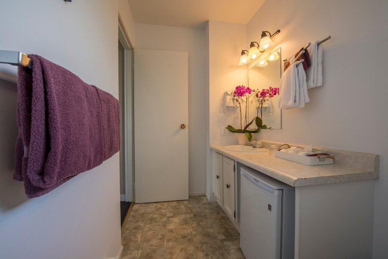 Bathroom 4, Oliver Motel & Inn, Okanagan-Similkameen