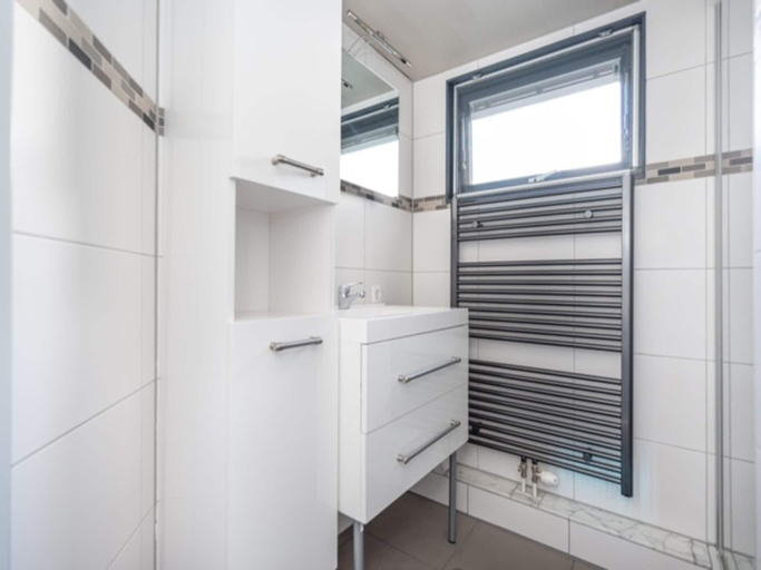 Bathroom 3, Chalet in Goedereede near North Sea Beach, Goedereede