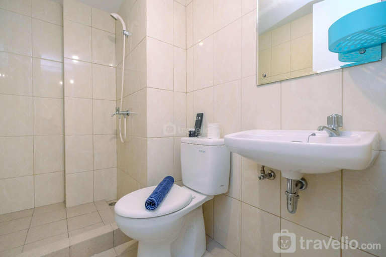 Bathroom 3, Homey 2BR Apt @ Springlake Summarecon By Travelio, Bekasi