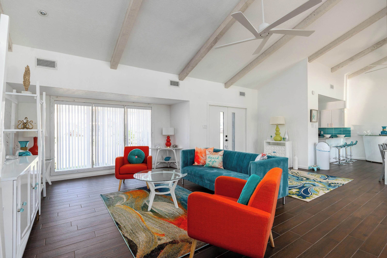 Others 3, Stylish 3 Bedroom Pool Pets Sleeps 10, Nueces