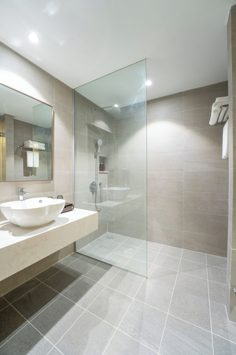 Bathroom 5, The Skye Phnom Penh Hotel & Apartments, Ruessei Kaev