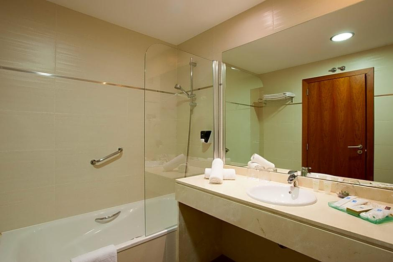 Bathroom 3, Avant Aeropuerto, Madrid