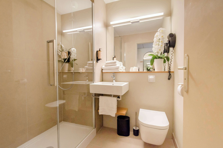 Bathroom 4, Golden Tulip Villepinte Roissy Parc des Expositions, Seine-Saint-Denis