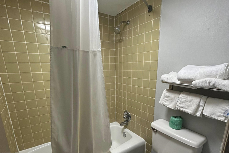 Bathroom 4, Days Inn by Wyndham Byron, Peach