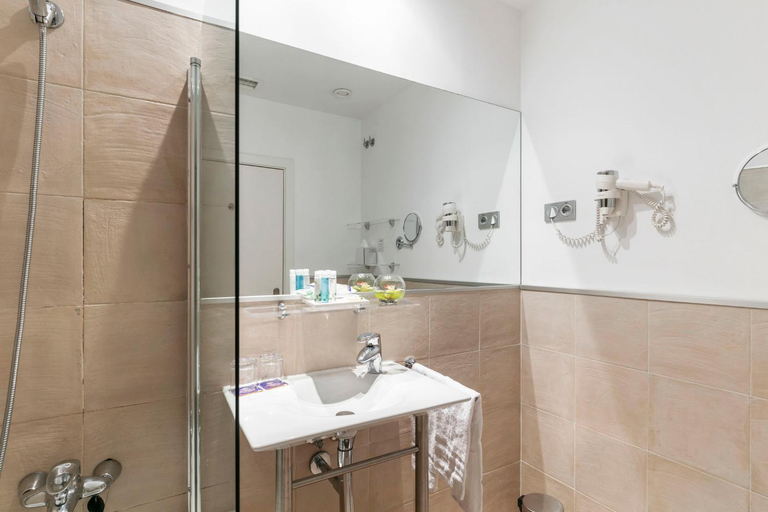 Bathroom 4, Globales Acis y Galatea, Madrid