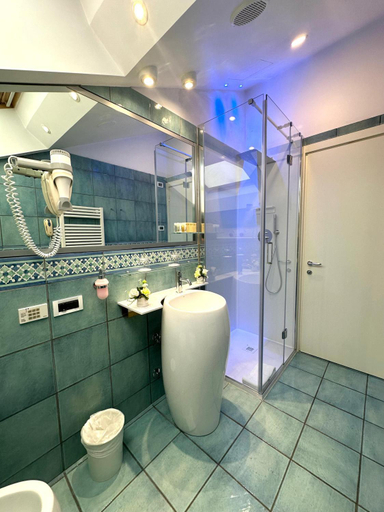 Bathroom 4, Club House Hotel, Rimini