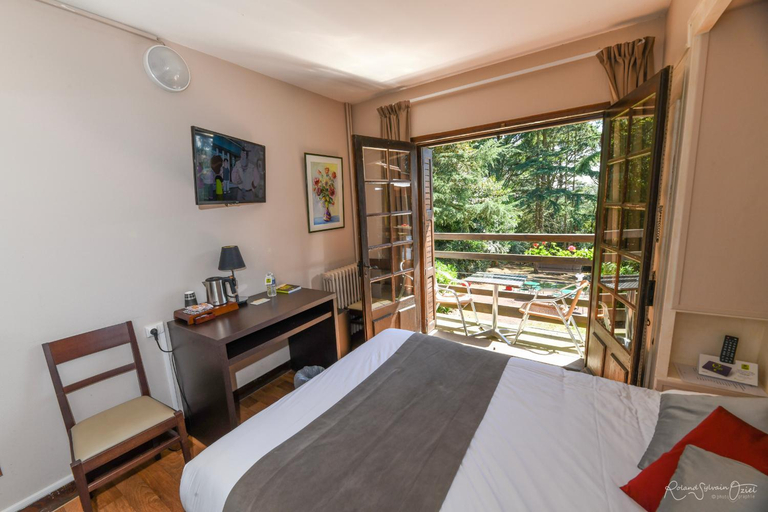 Bedroom 2, Logis Hotel La Chaumiere, Vendée