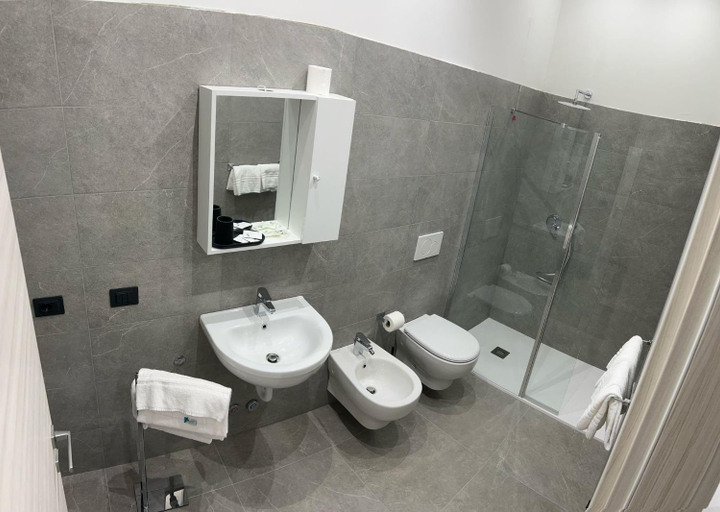 Bathroom 4, Da Gianni Hotel, Bergamo