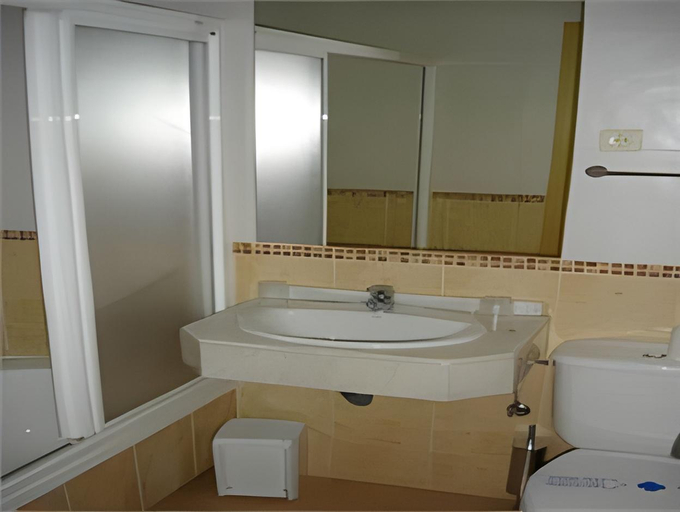 Bathroom 3, INTER Puerta del Sol, Madrid