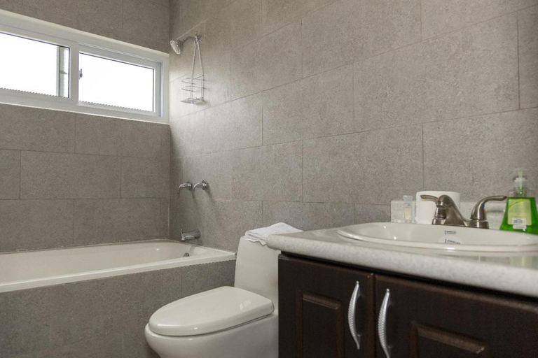 Bathroom 2, Hotel Rigobert's, La Esperanza