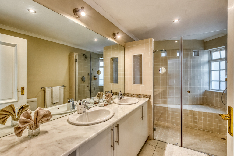 Bathroom 5, Manor On The Bay, City of Cape Town