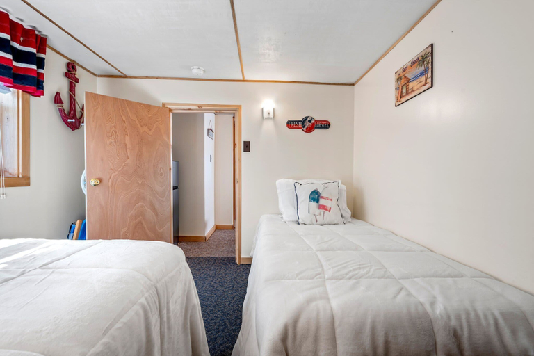 Bedroom 4, Beachfront Pet Friendly Sleeps 15 Bbq!
