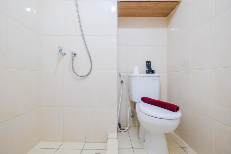 Bathroom, Strategic Studio Springlake Summarecon By Travelio, Bekasi