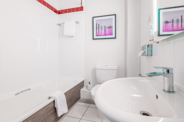 Bathroom 4, Leonardo Hotel Brighton, Brighton and Hove