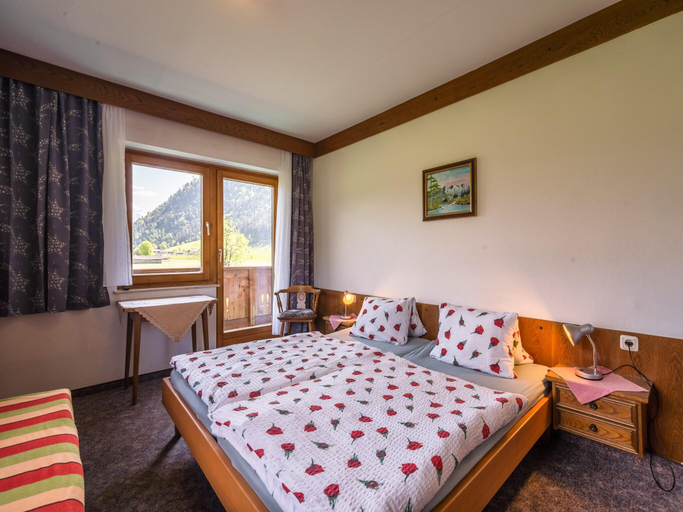 Bedroom 2, Apartment in Maishofen near Ski Slopes, Zell am See