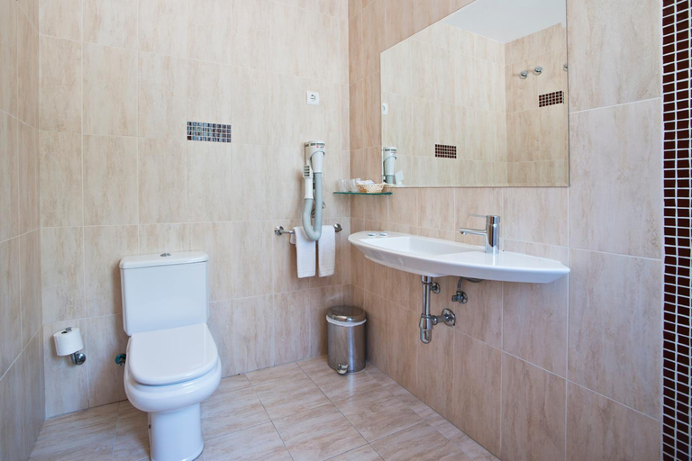 Bathroom 2, Hostal T4, Madrid