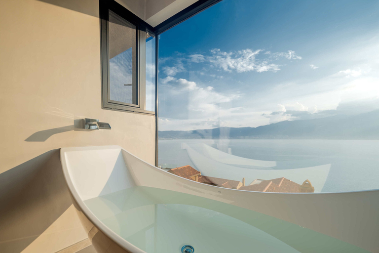 Bathroom 4, Clouds on the Horizon, Dali Bai