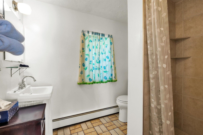 Bathroom 4, Williamston Inn, Ingham