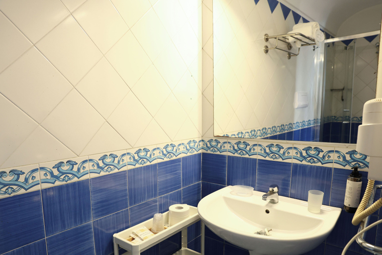 Bathroom 3, Hotel Palma Central, Napoli