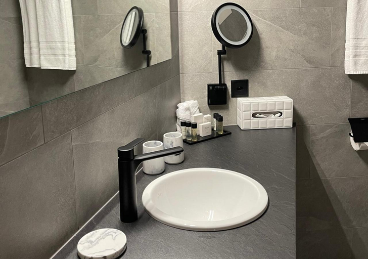 Bathroom 4, Hotel Albatros, Visp
