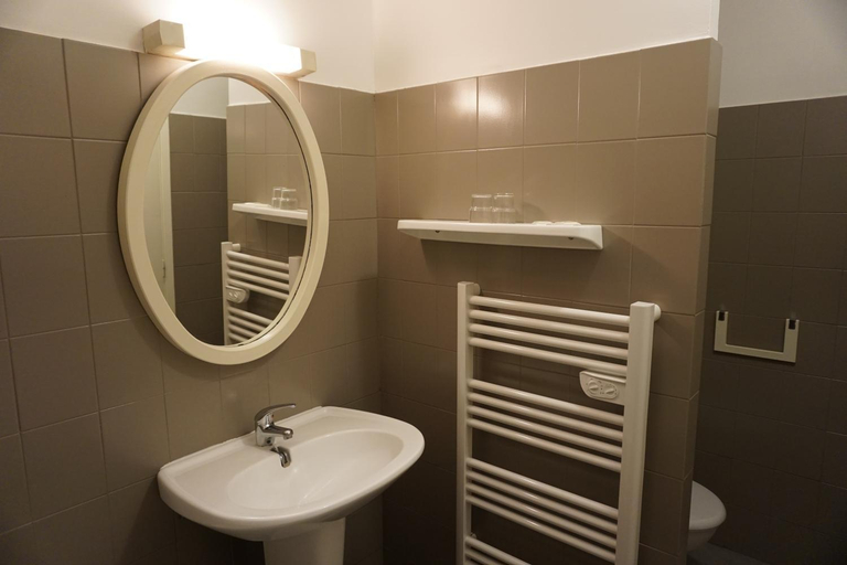 Bathroom 3, Le Néoulous, Pyrénées-Orientales